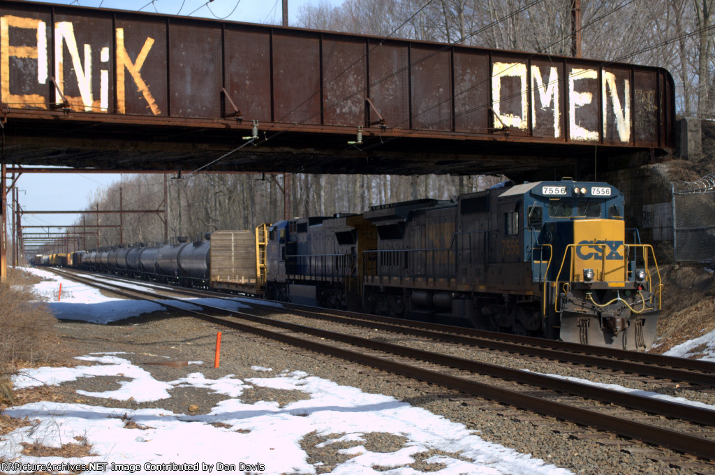 CSX C40-8 7556 leads Q301-01